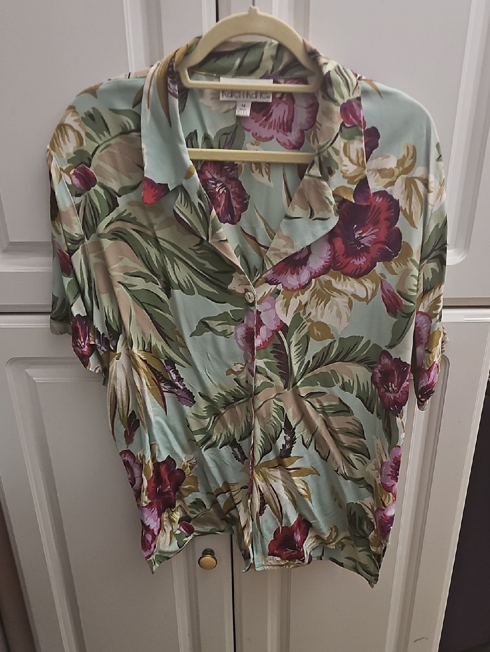 ⚜️Karen Kane Mint Green Floral Button-Down Shirt with Burgundy Blooms
